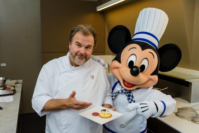 Pierre Hermé présente la « Mickey Zest Party ».