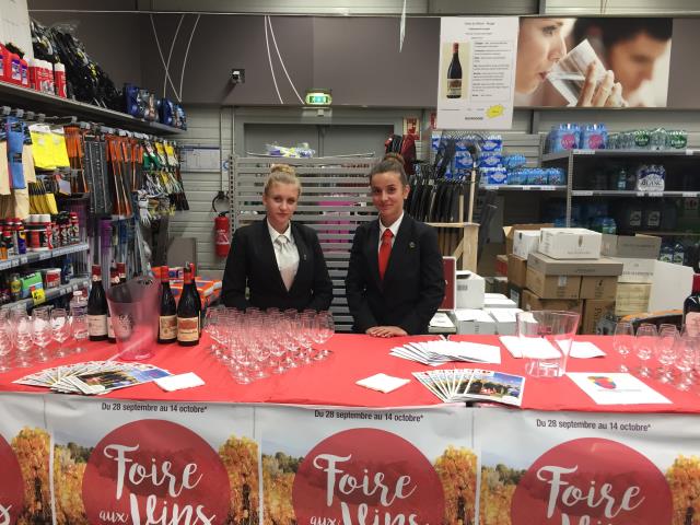 Des étudiantes de martin Bret à la foire aux vins du Carrefour Market de La Brillanne
