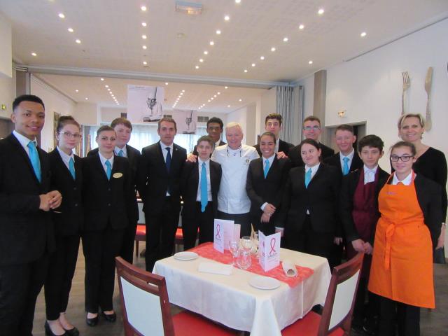Les élèves Terminale Bac Pro aux côtés du chef étoilé et MOF Christian Têtedoie (en blanc) et de son manager de restaurant Matthieu Chausseron (à sa gauche).
