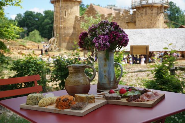 Le chantier de Guédelon s'inspire des saveurs médiévales pour certains plats de sa carte.