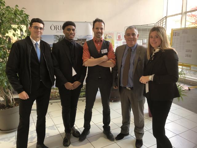 Des étudiants du lycée de Biarritz, au centre David Cloutier responsable du recrutement  d'Origine Canada et Jean-Paul Brosse, proviseur