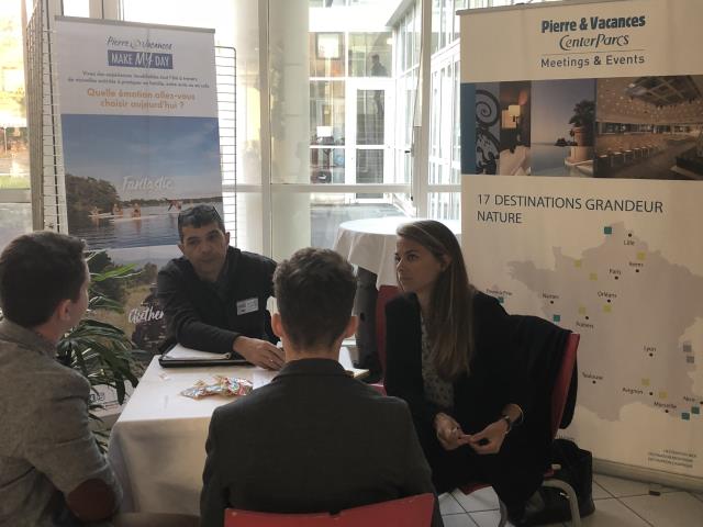 Les candidats devant sur stand du groupe Pierre & Vacances