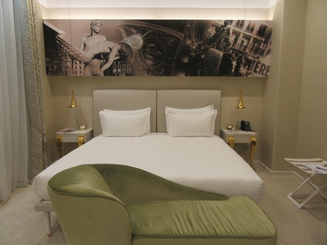 Si le nombre de chambres a été réduit, leur surface a été agrandie pour gagner en confort. Des suites ont été aménagées au 6e étage, qui accueillait autrefois les combles de l'hôtel.