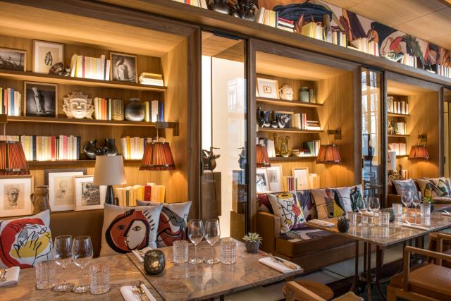 La peinture murale du restaurant a été réalisée par Ara Starck, la fille du designer.