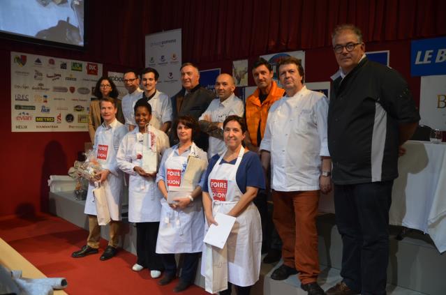 Remise des prix aux lauréats du concours amateurs Bernard Loiseau le 7 novembre à la Foire Gastronomique. (présents sur la photo : Alhame Buisard, le chef Régis Marcon, Léon Bordet (lauréat), Jean Battault Président de Dijon Congrexpo,  les chefs David Zu