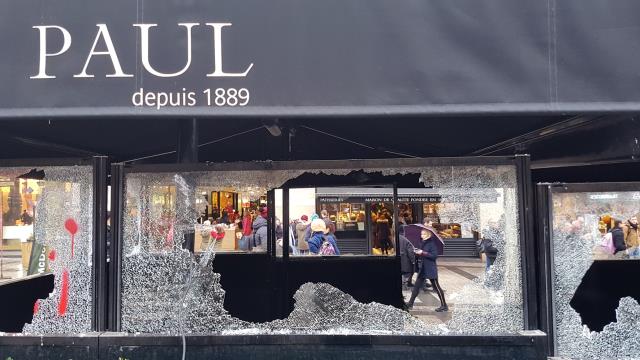 L'enseigne de restauration Paul a été ravagée par les casseurs