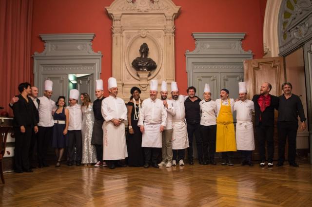 Chefs des Tables roannaises et Toques blanches lyonnaises en compagnie des Variétés lyriques à l'occasion du dîner à 4 mains du 17 octobre dernier.