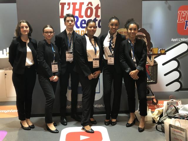 Les élèves du lycée Emilie du Châtelet de Serris sur le stand de L'Hôtellerie Restauration