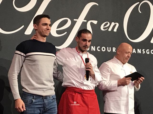Dylan Desmoulins, micro en main, avec Thierry Marx, a souhaité faire monter sur la scène le commis qui l'a accompagné durant l'épreuve, estimant qu'il avait contribué à sa victoire.