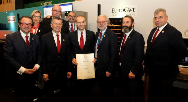 Entouré par les membres du bureau de l'UDSF, Eric Goettelmann (au centre), chef sommelier du groupe Bernard Loiseau et lauréat de la certification ASI, a reçu diplôme et surtout la médaille d'or dont il est le premier récipiendaire français.