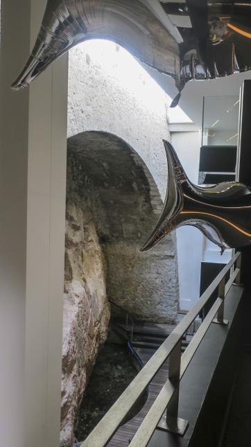 La source du Roucas Blanc, eau salée qui jaillit de la roche à 21° et alimente le Spa et les piscines.