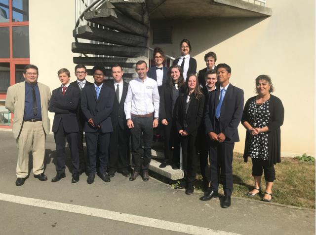 Romain Verzi entouré par les CAP1, accompagnés de deux enseignants (M. Chevalier, professeur de cuisine, et Mme Trifor, professeur de gestion)