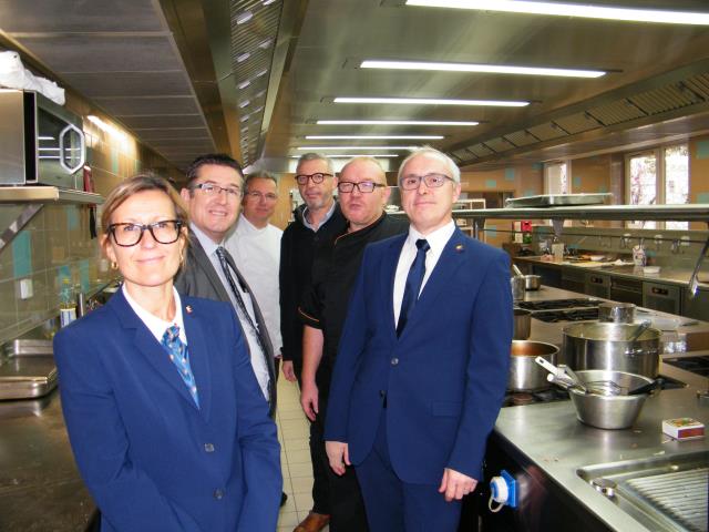 Les responsables du pôle hôtellerie (Benoit Visse au centre avec cravate)