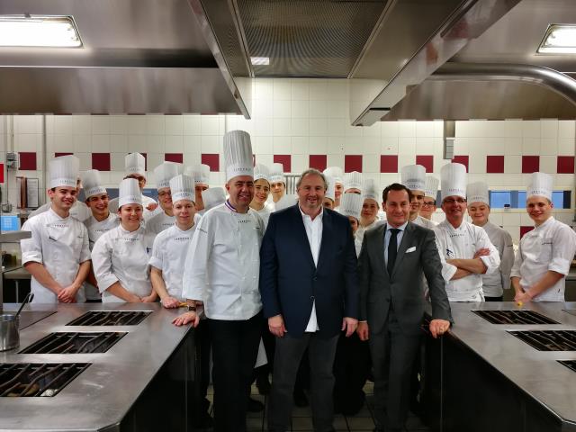 Au centre en partant de la gauche de la photo, Christophe Haton, Meilleur Ouvrier de France 2011, enseignant-formateur en cuisine, Yves Rallon, dirigeant et fondateur d'ePack Hygiene, au côté de Bruno de Monte, directeur de FERRANDI Paris, Laurent Trontin