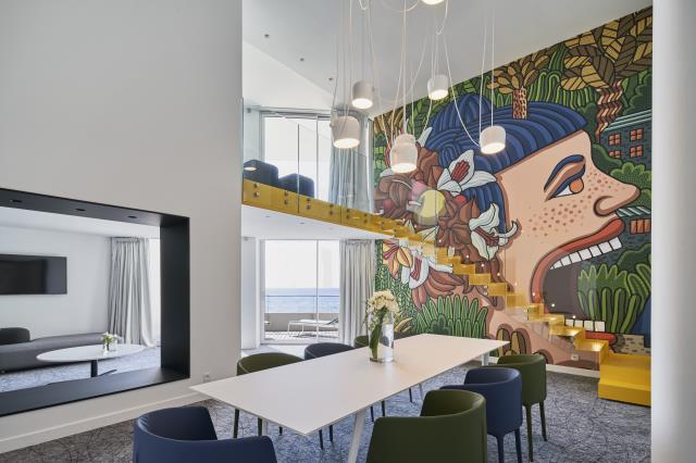 Les 130 m² de la nhow Suite se développent sur deux niveaux aux deuxième et troisième étages de l'hôtel.