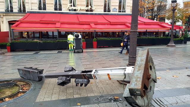Un feux éventrée devant la façade du Fouquet's
