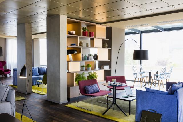 Dans les hôtels Okko – ici celui de Rueil-Malmaison (Hauts-de-Seine), les espaces de détente et de restauration s'adaptent au coworking.