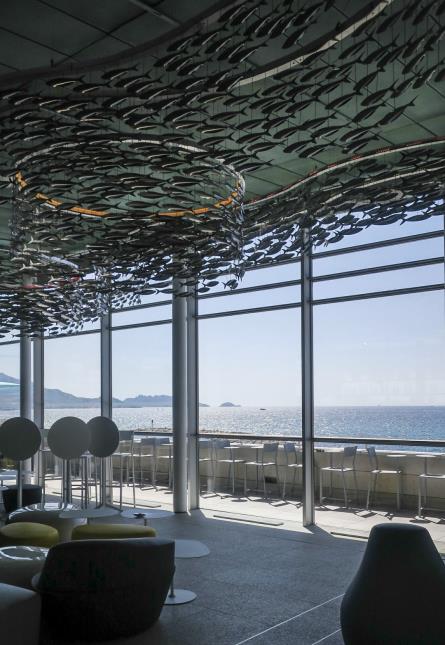 Dans le Sky Bar, un lustre composé de 4000 sardines d'acier, réalisé pour Sciabetti par l'artiste anglaise Frances Bromley.