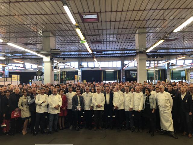 Une réunion annuelle suivie de dégustations au marché des producteurs-artisans de qualité à Ground Control à Paris.