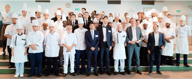 Les apprentis de l'EPMT, Ismaël Menault, directeur général de l'école, Dominique-Ph Bénézet, président de l'Association des Métiers de la Table, le chef Jean Montagard, Jacques Boutault, maire du 2ème, Gérard Michaut, président de l'Agence BIO, et Florent