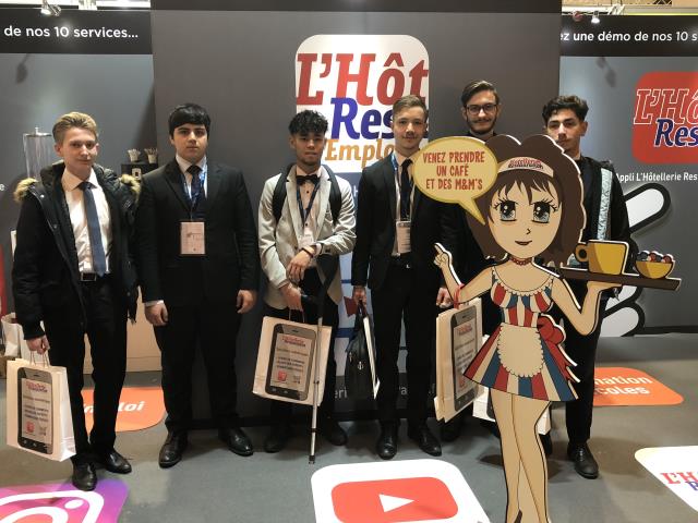 Les BTS Management HR du lycée de Guyancourt sur le stand de L'Hôtellerie Restauration