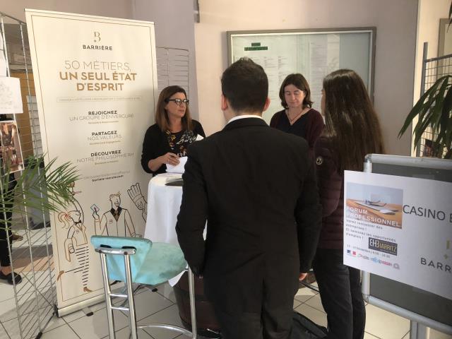 Les candidats devant le stand du groupe Casino Barrière