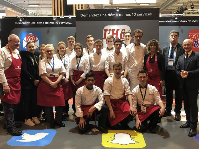 Elèves et encadrants du lycée sainte-Thérèse de La Guerche au salon EquipHotel, à droite Joseph Le Gal, président d'honenur de l'ANEPHOT