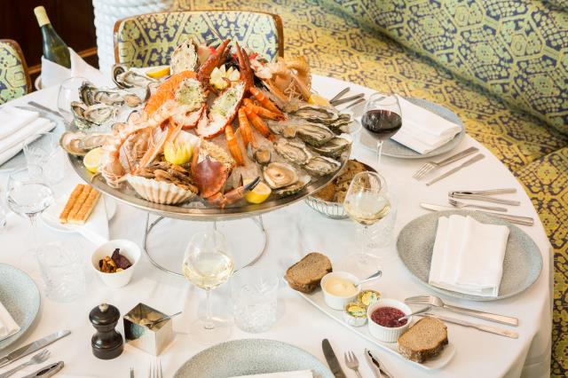 Les fruits de mer à l'honneur à la brasserie La Lorraine, place des Ternes (VIIIe).