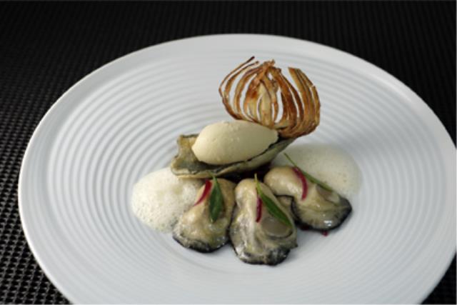 Plat de Yann Petitcolas : Huîtres fumées à l'aiguille de pin