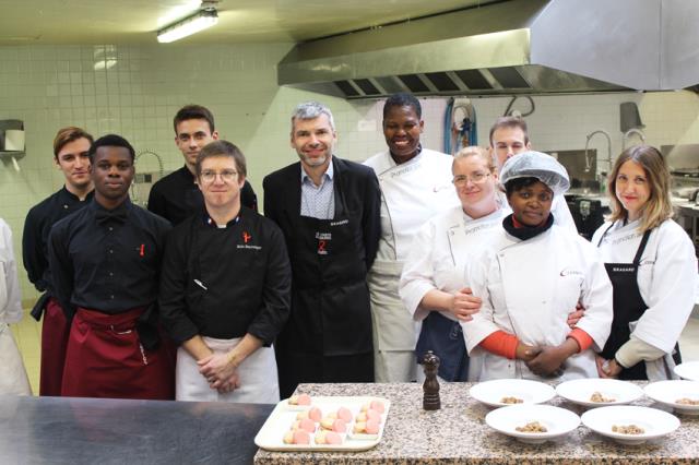 CAP adultes cuisine, sous la conduite de leur formateur Eric Barranger concoctent le menu pour le Sidaction