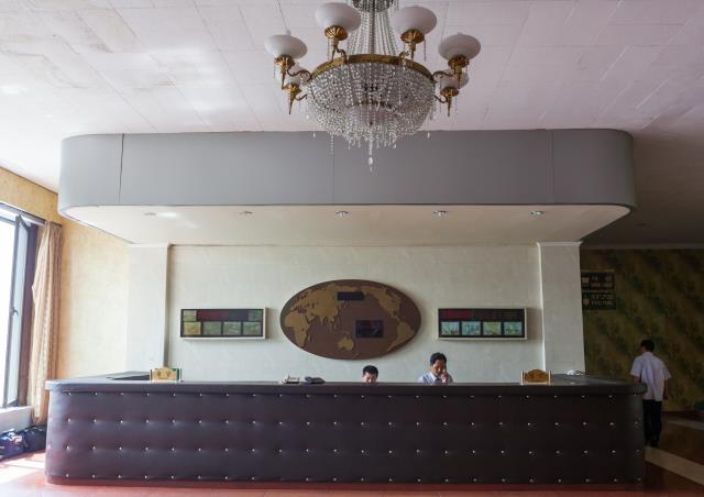 La réception et la décoration des hôtels de Pyongyang rappellent les hôtels de la guerre froide