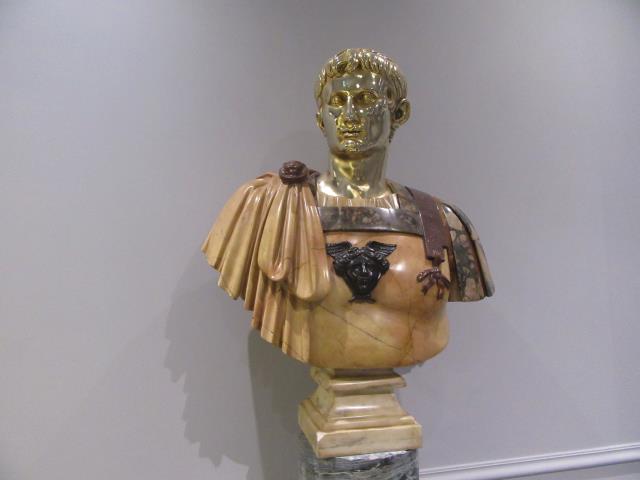 A l'entrée, trône le buste de l'empereur Claude, qui est né à Lugdunum (Lyon). Le lien entre l'Italie et Lyon est souvent évoqué dans la décoration de l'hôtel.
