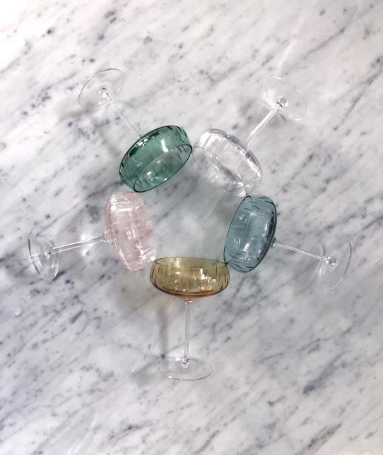 Les coupes détrônent les flûtes. Ici, les dernières créations en cristal de la maison danoise Louise Roe.