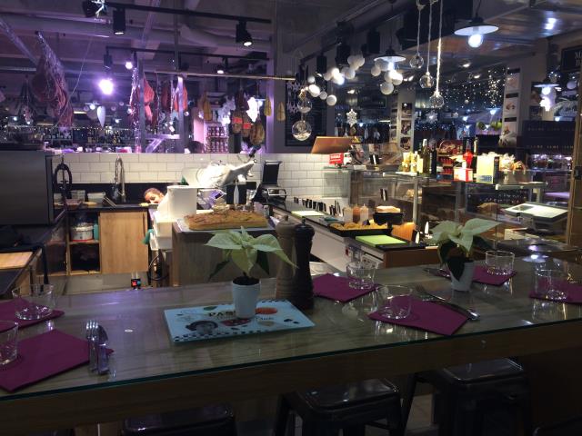 Le comptoir Il Giardino aux Halles des 5 Cantons d'Anglet, proposant de la cuisine italienne à déguster sur place ou à emporter.
