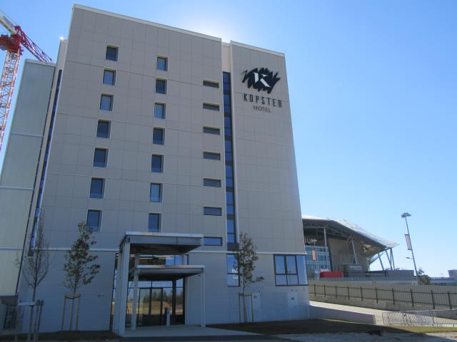 Le Kopster est le seul hôtel situé à proximité du Groupama stadium. La terrasse du restaurant offre une vue directe sur l'entrée du stade.