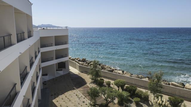 les 150 chambres ont une vue mer. Le Nhow Marseille est situé sur la Corniche, proche du quartier du Prado.
