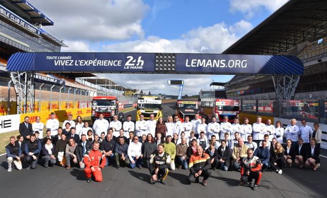 Elise Grandidier, fondatrice du Tour des terroirs, entourée des chefs et sommeliers participants, des élèves et enseignants du lycée Sainte-Catherine et de pilotes des 24 Heures camions.