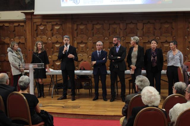 Denis Férault entouré du corps pédagogique de l'école hôtelière Paul Augier