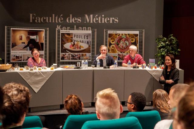De gauche à droite : Véronique Delestre, présidente de la Faculté des Métiers, Olivier Roellinger et Luc Legendre, formateur cuisine à la Faculté des métiers