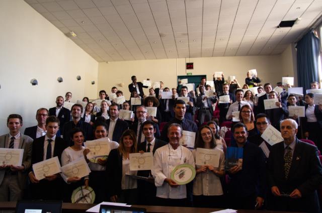 Remise officielle des diplômes  Promotions MCCDR Bac pro C/R. –STHR : 89 filleul(e)s dont 28 J.F.  Par l'enseignement hôtelier, la jeunesse d'aujourd'hui souhaite Réussir  et Avoir un Avenir.  Les parrains AE:  << Une âme, une cuisine, style. >> Stéphane 