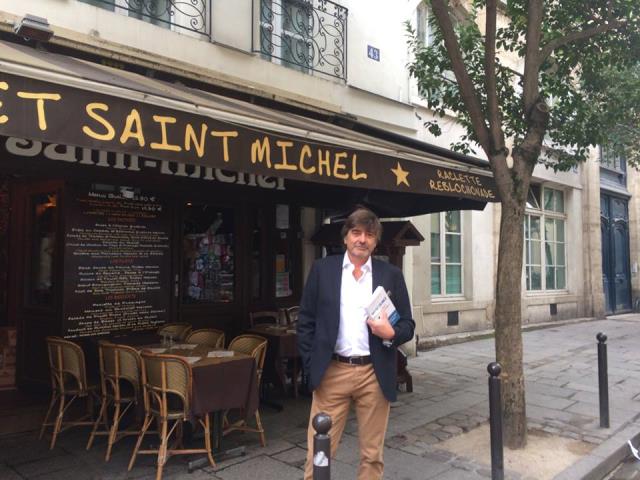 Michel Neyret avec son livre sous le bras avant de participer à l'émission de Laurent Ruquier