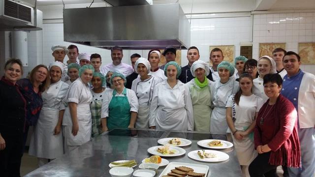 Le lycée Lazar Tanev de Skopje, en Macédoine attendait avec impatience et curiosité notre venue - et surtout la prestation du Chef Dovergne