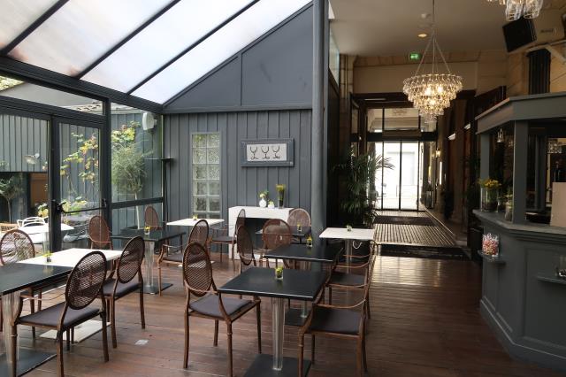 La verrière du Wine Bar du Boutique Hotel à Bordeaux, en accès direct depuis le porche.