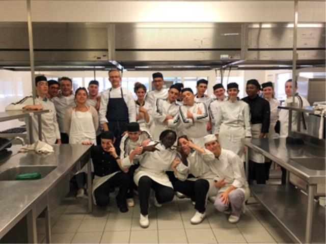 Les élèves de 1ère Bac Pro Cuisine Section Européenne accompagnés de Roberto Capone et de leurs professeurs.