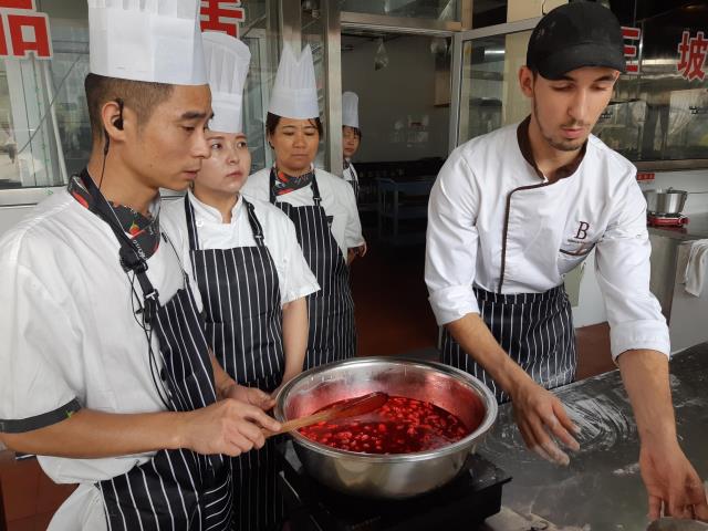 Les jeunes français ont su s'adapter et leurs desserts ont été très appréciés par les clients chinois qui découvraient complètement la cuisine française.