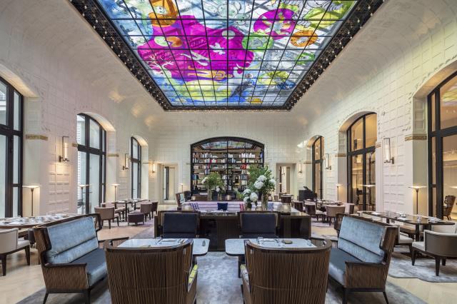 Au Lutetia, « la verrière du salon Saint-Germain baigne l'espace d'une lumière colorée aussi festive que raffinée ».