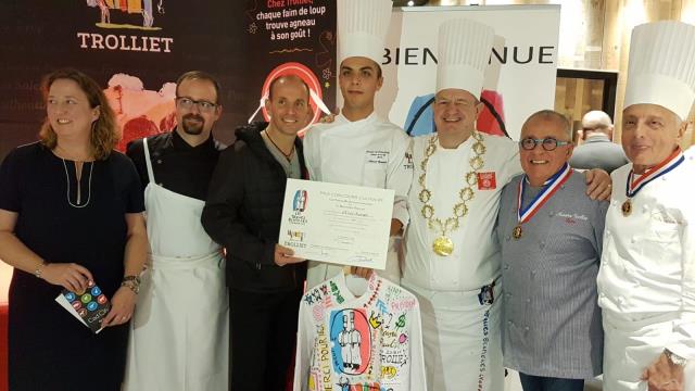Le coucours a été remporté par Ahmed Bensemlali (au centre) du restaurant Saisons de l'Institut Bocuse à Ecully