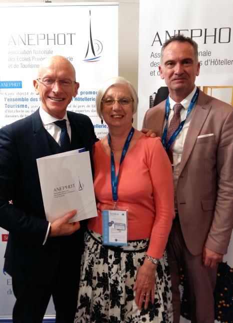 De gauche à droite : Joseph Le Gal, Geneviève Liaume et Pascal Behier, sur le stand de l'Anephot au salon Equip'Hôtel 2018 à Paris.