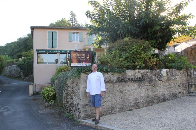 Caché en bord de Dordogne, l'hôtel restaurant de Philippe Poisier devient invisible si l'on supprime les pré-enseignes.