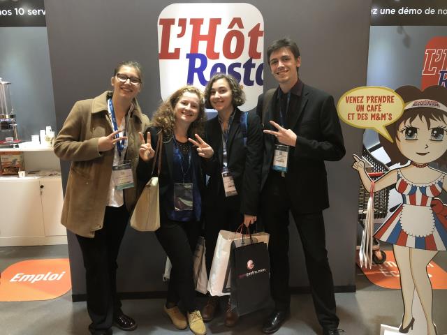 Les élèves du lycée Guillaume Tirel sur le stand du journal L'Hôtellerie Restauration
